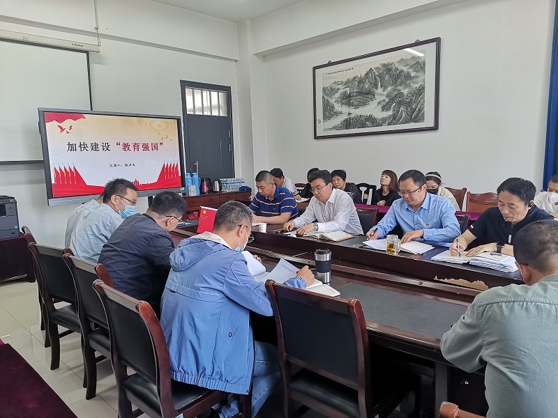 校领导在医药康养学院党支部讲党课