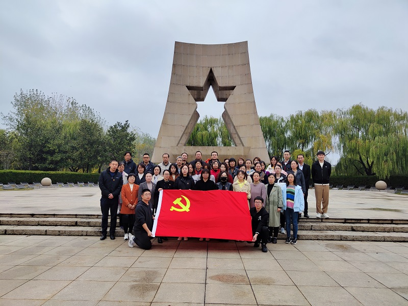 重温初心使命 团结奋进新征程——医药康养学院党支部走进新北区革命烈士陵园