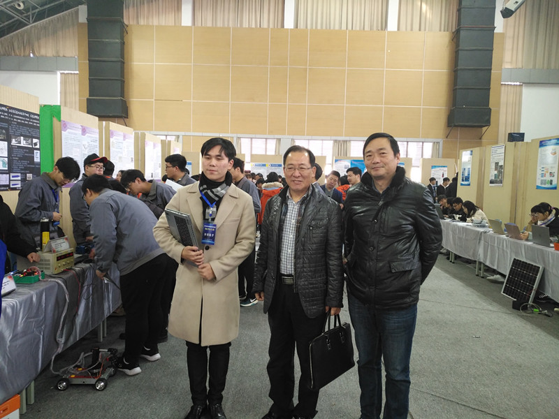 3.市人社局领导与我校参赛选手合影留念.jpg